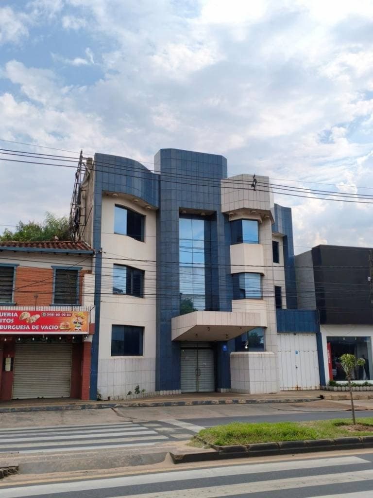 Edificio corporativo en el centro Luque, foto 2