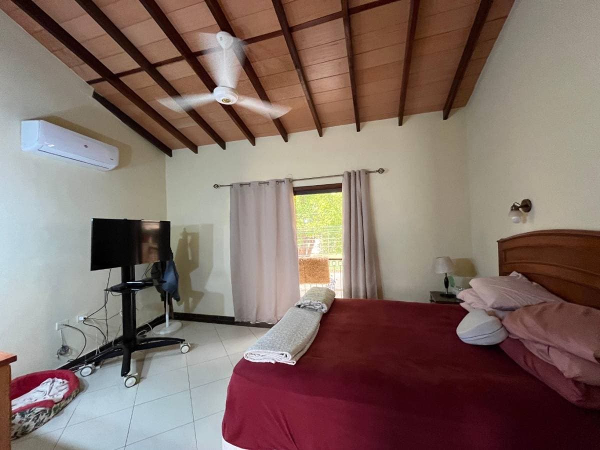 Barrio Las Lomas, vendo casa, a tres cuadras de Casa Rica, foto 3