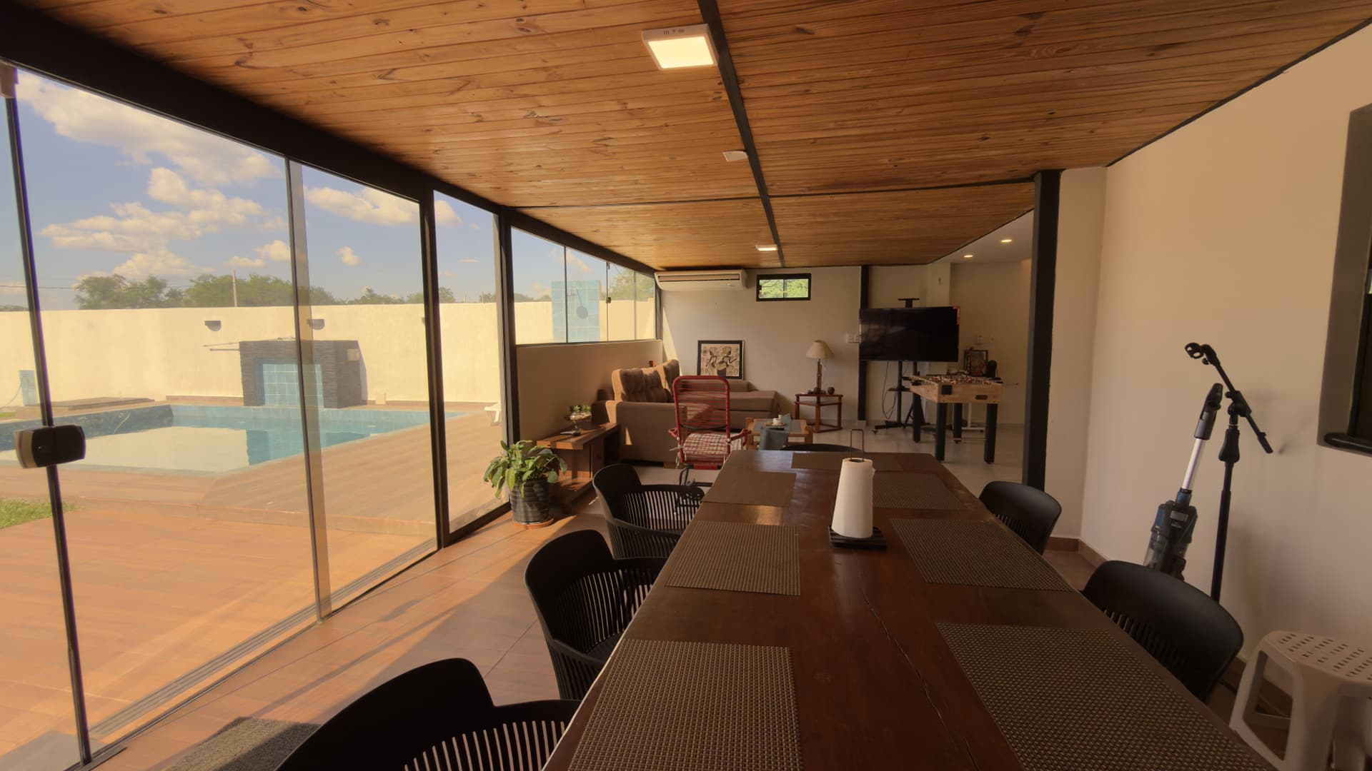 San Bernardino: Moderna Casa Con Piscina Y Quincho, foto 3