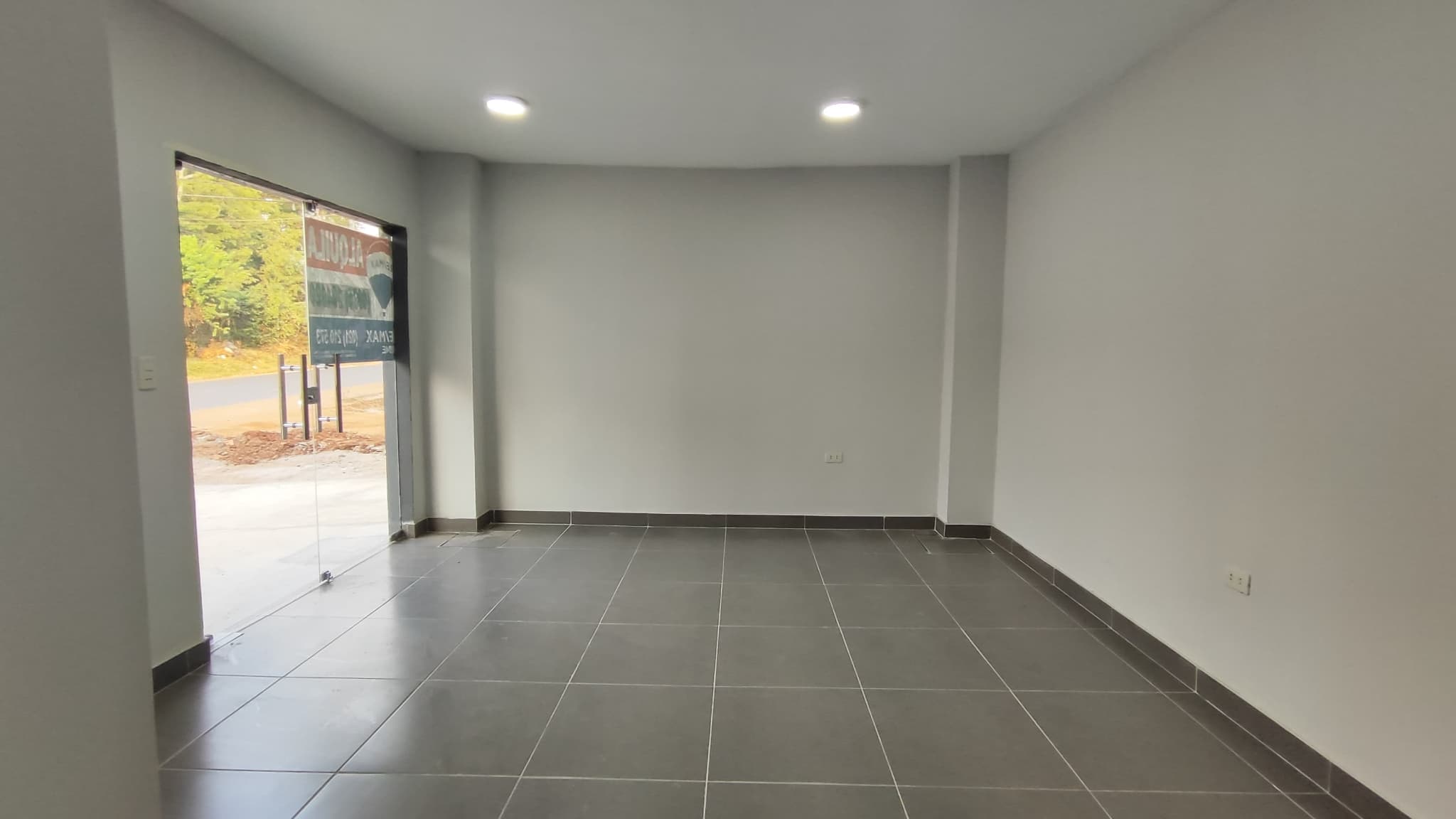 Amplio depòsito con oficinas - show room — foto 5