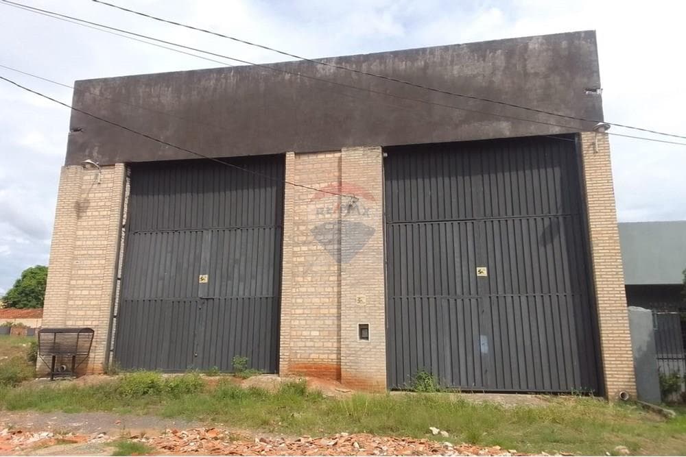 Amplio tinglado en San Lorenzo — foto principal