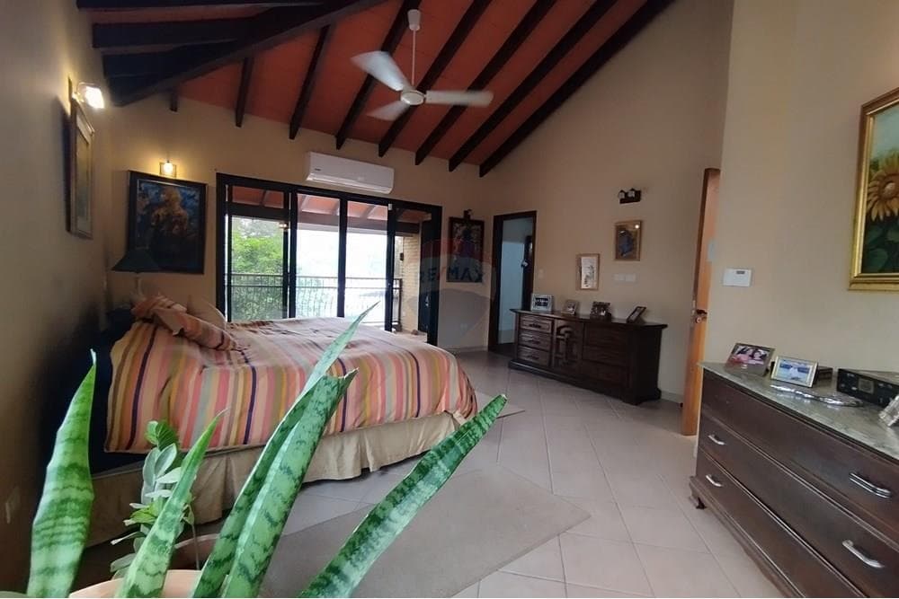 Vendo casa en lambare