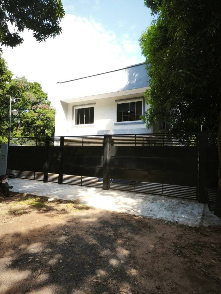De hermosa casa en barrio cerrado la floresta – zona aeropuerto — foto 2