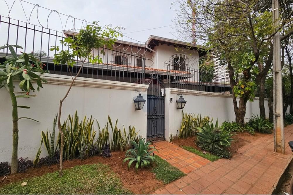 Vendo amplia residencia en ykua sati zona goethe