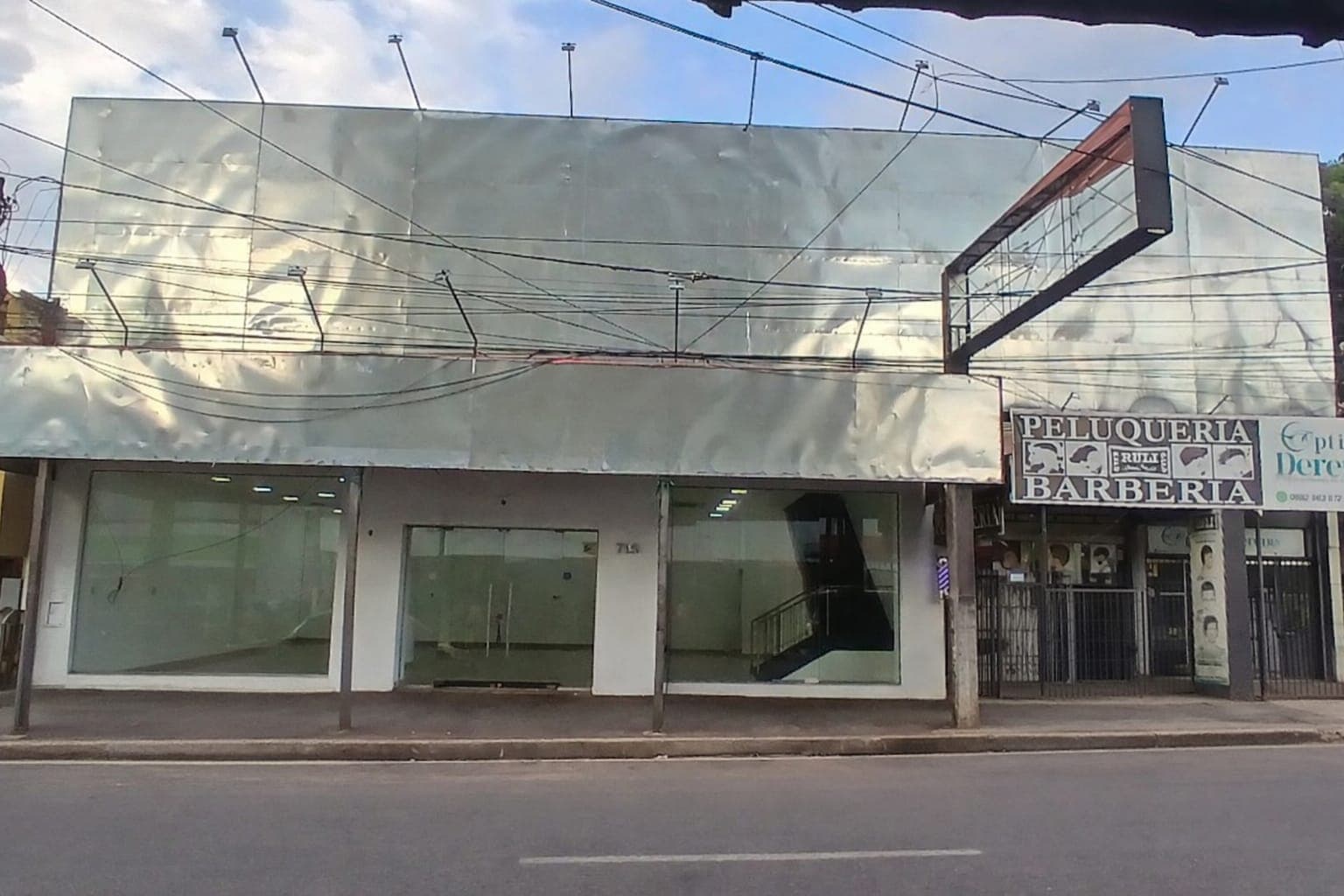 Alquilo salón comercial de 2 pisos en el centro de San Lorenzo