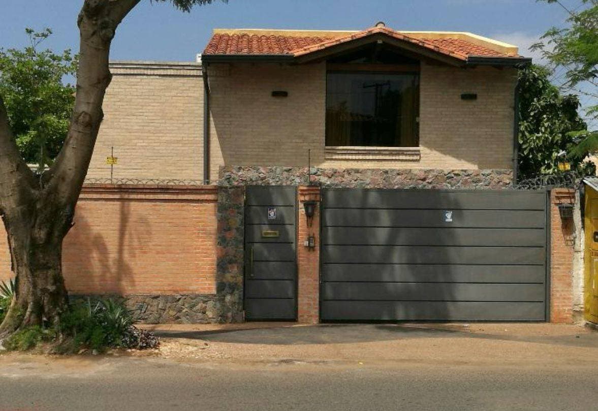 Venta de hermosa casa en el barrio mburucuya