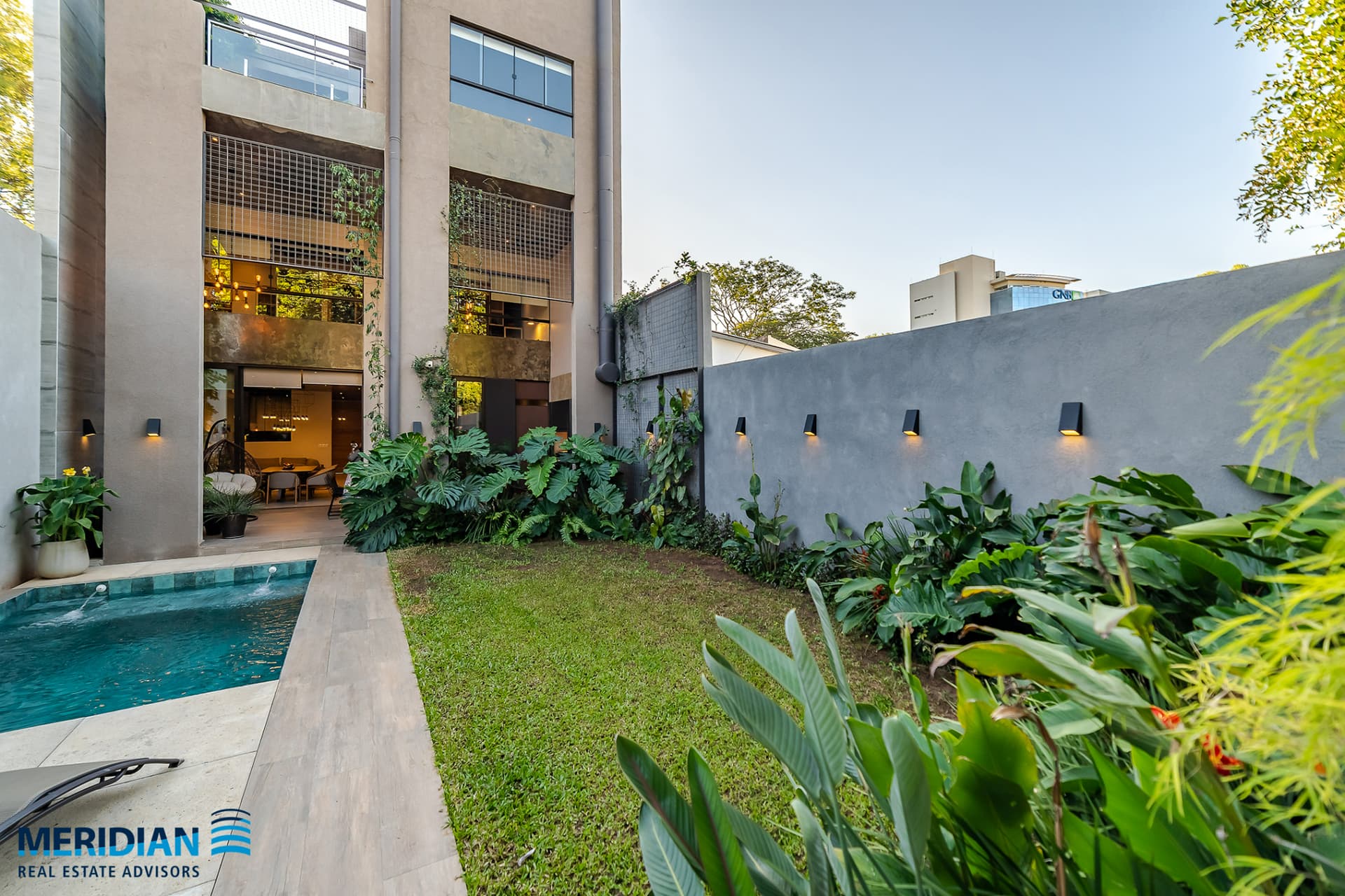 Vendo casa minimalista de 4 dormitorios en el corazón de Villa Morra