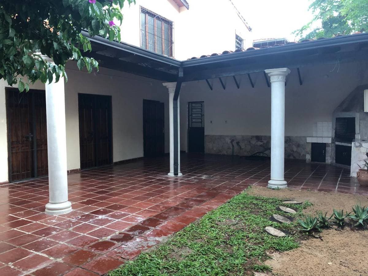amplia casa en Luque, Barrio Laurelty . ID 45538, foto 3