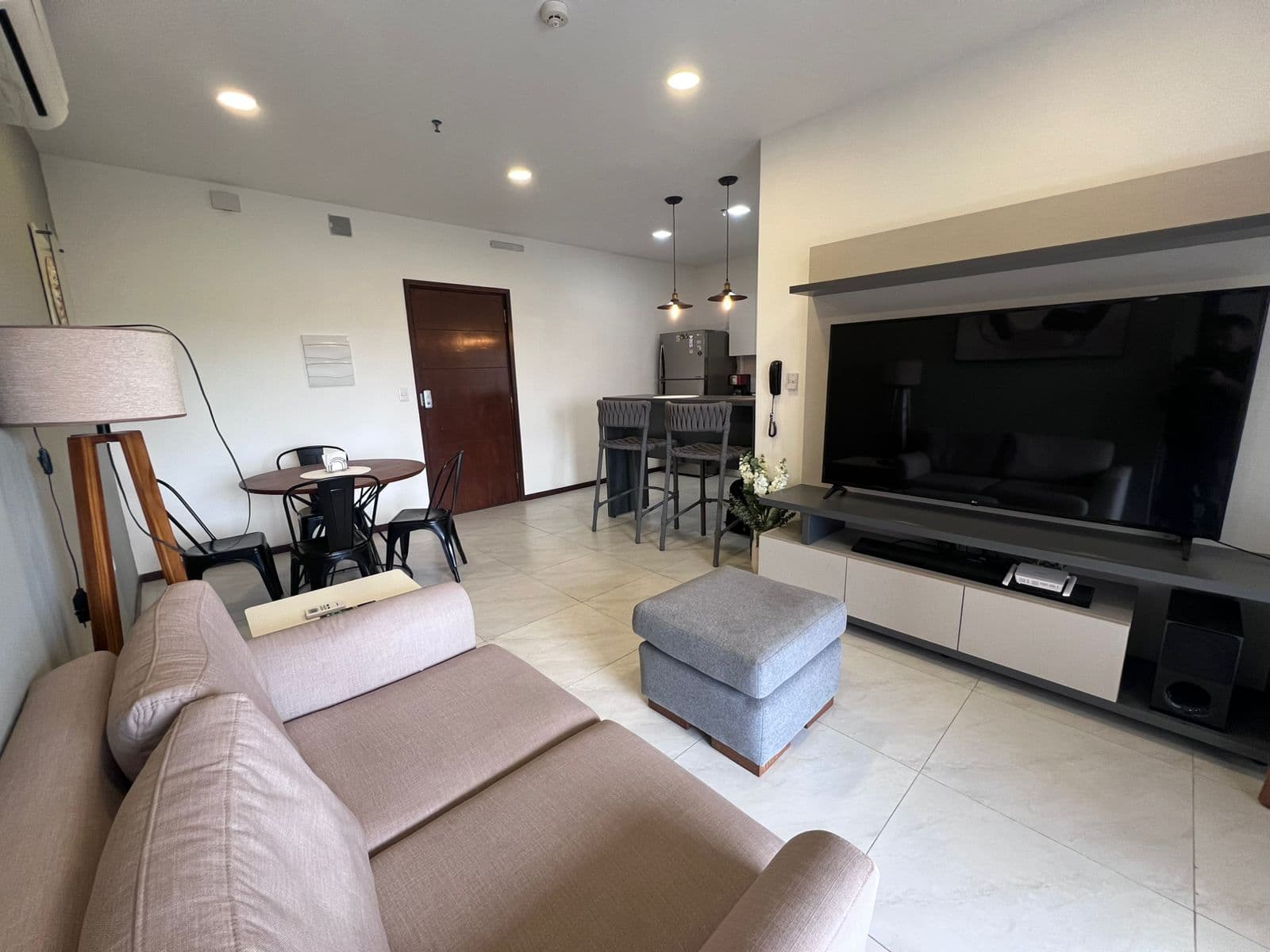 Departamento moderno totalmente amoblado en el Edificio Rembrandt – Los Laureles, foto 2