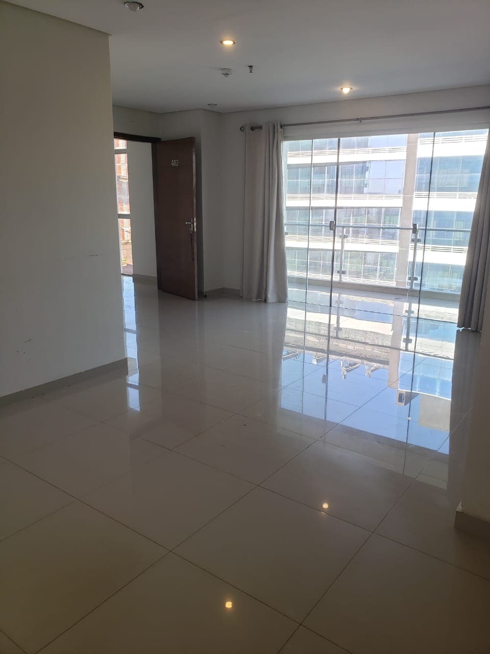 ???? En Alquiler Dpto. de 3 Dormitorios. 4 Baños. Balcón. Parrilla. Área Servicio — foto 2