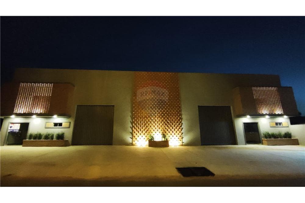 Amplio deposito con oficinas - Showroom