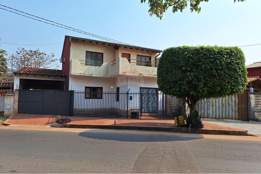 Casa de dos pisos en Luque- campo grande