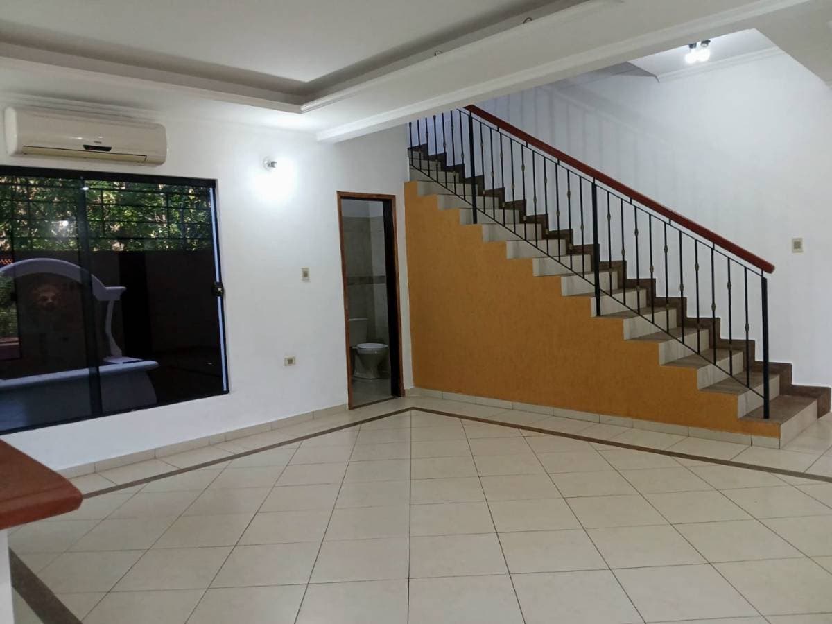 Dúplex de 4 dormitorios barrio laurelty de Luque, foto 4