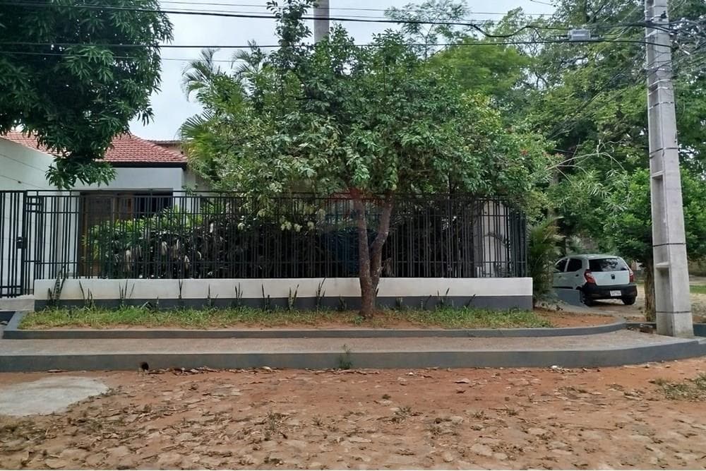 Vendo hermosa residencia en lambare zona yacht