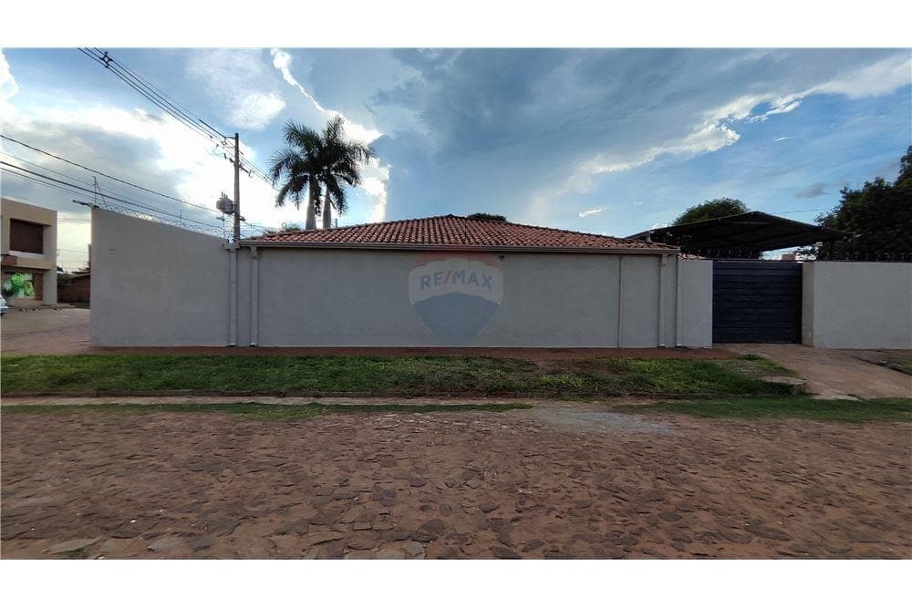 Casa en Luque laurelty en esquina con piscina, foto 3
