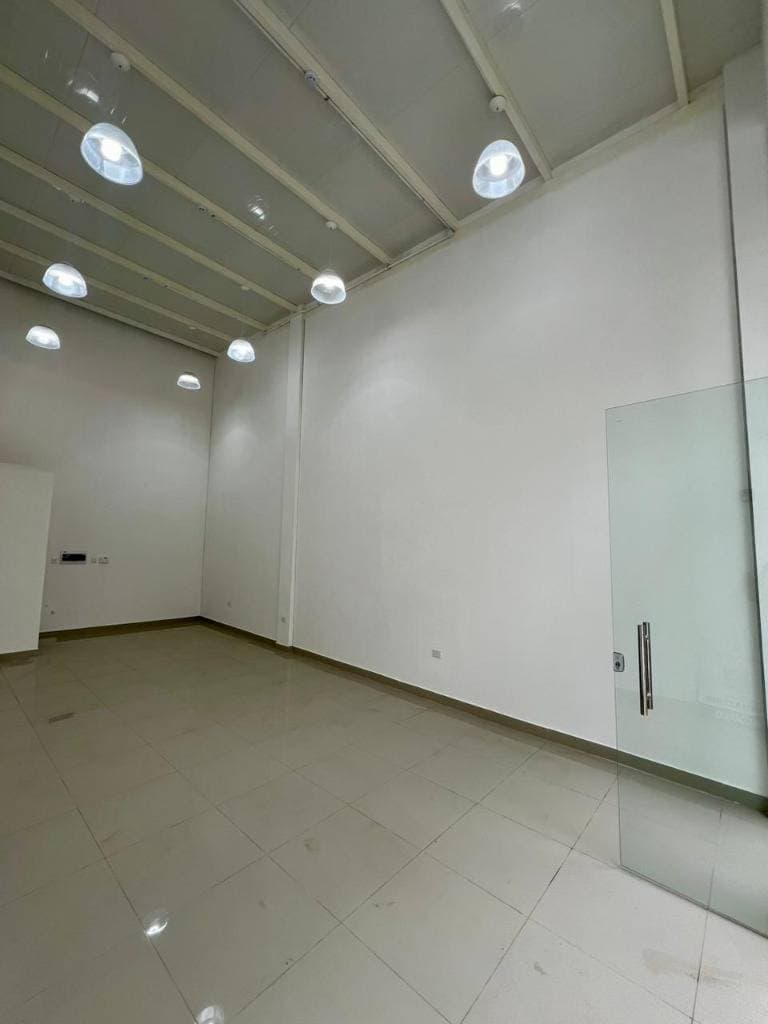 Local comercial en alquiler – Fernando de la Mora, foto 3