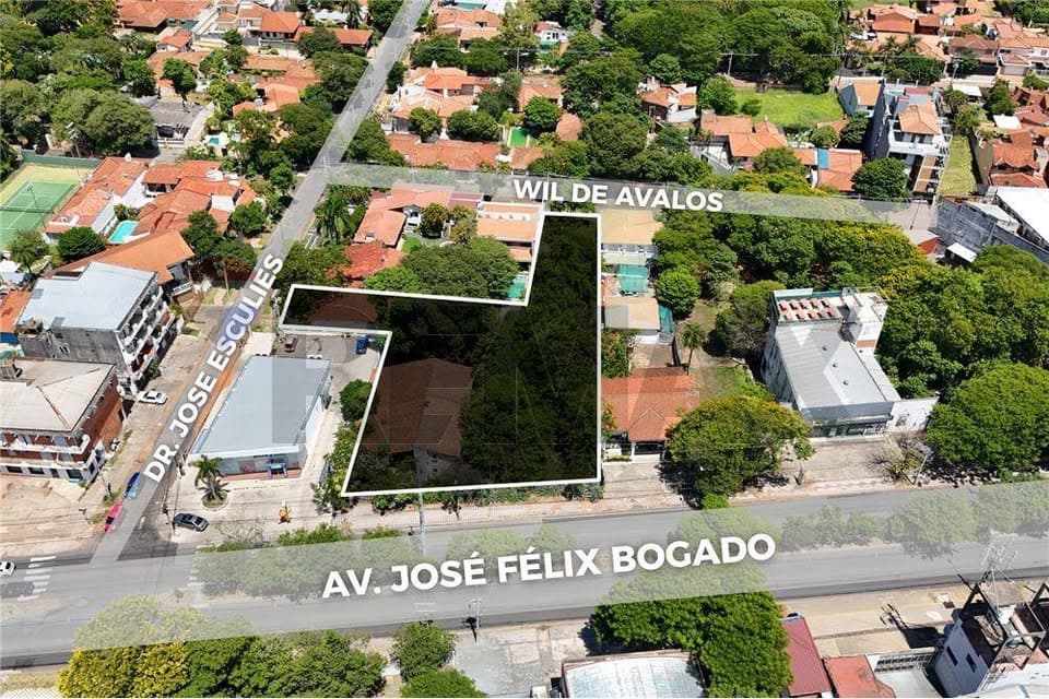Terreno con salida a tres calles, foto 2