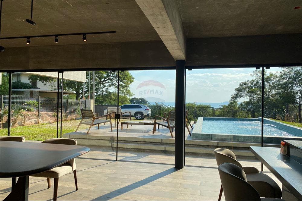 Moderna residencia con vista al lago