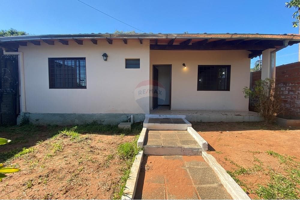Casa en esquina y sobre asfalto — foto 3