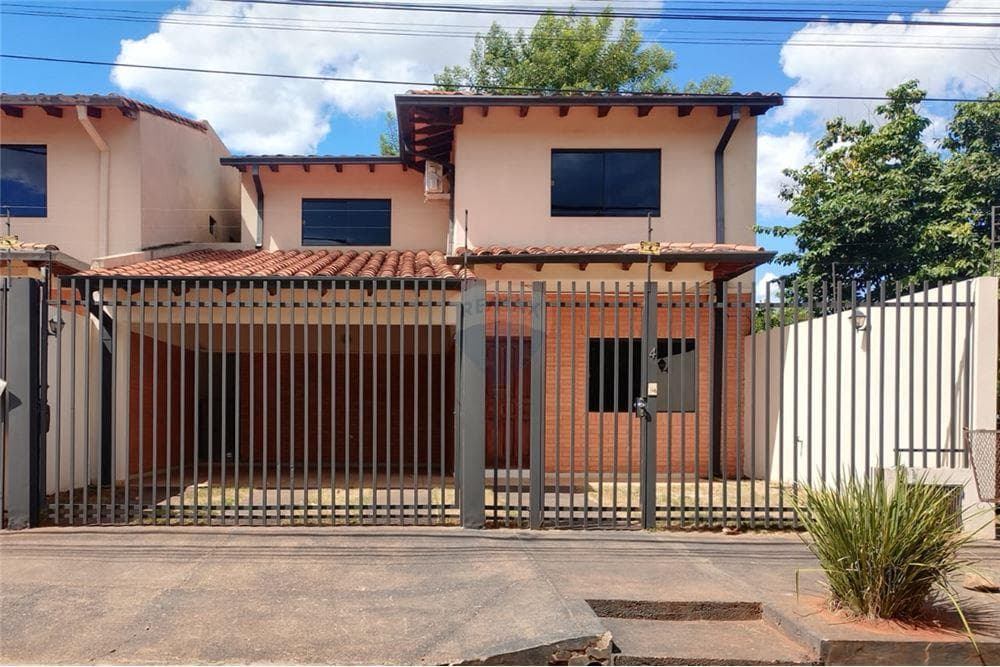 Vendo Duplex en esquina a una cuadra de Mcal.López