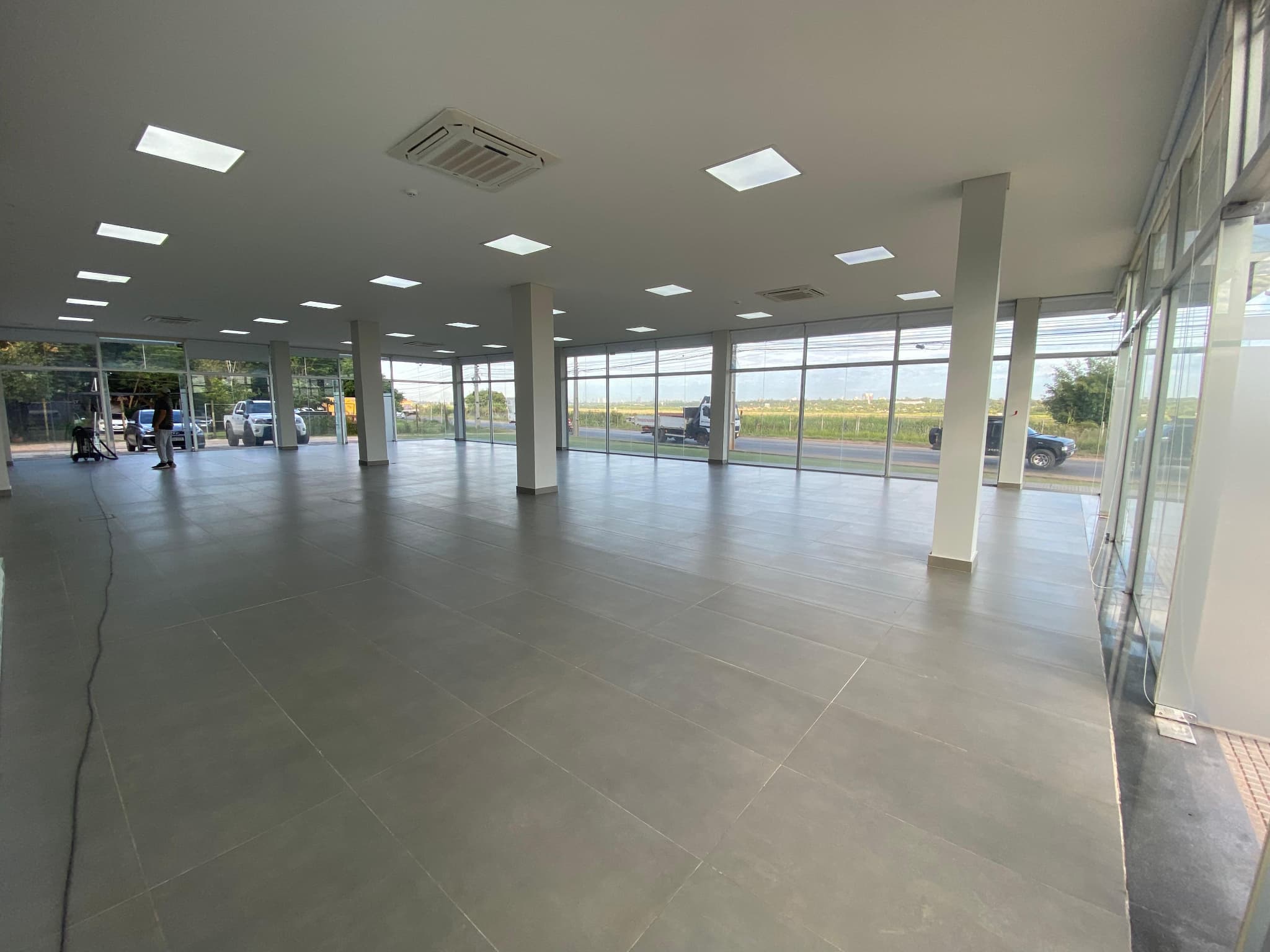 En alquiler Showroom cerca del Aeropuerto Silvio Petirossi — foto 3