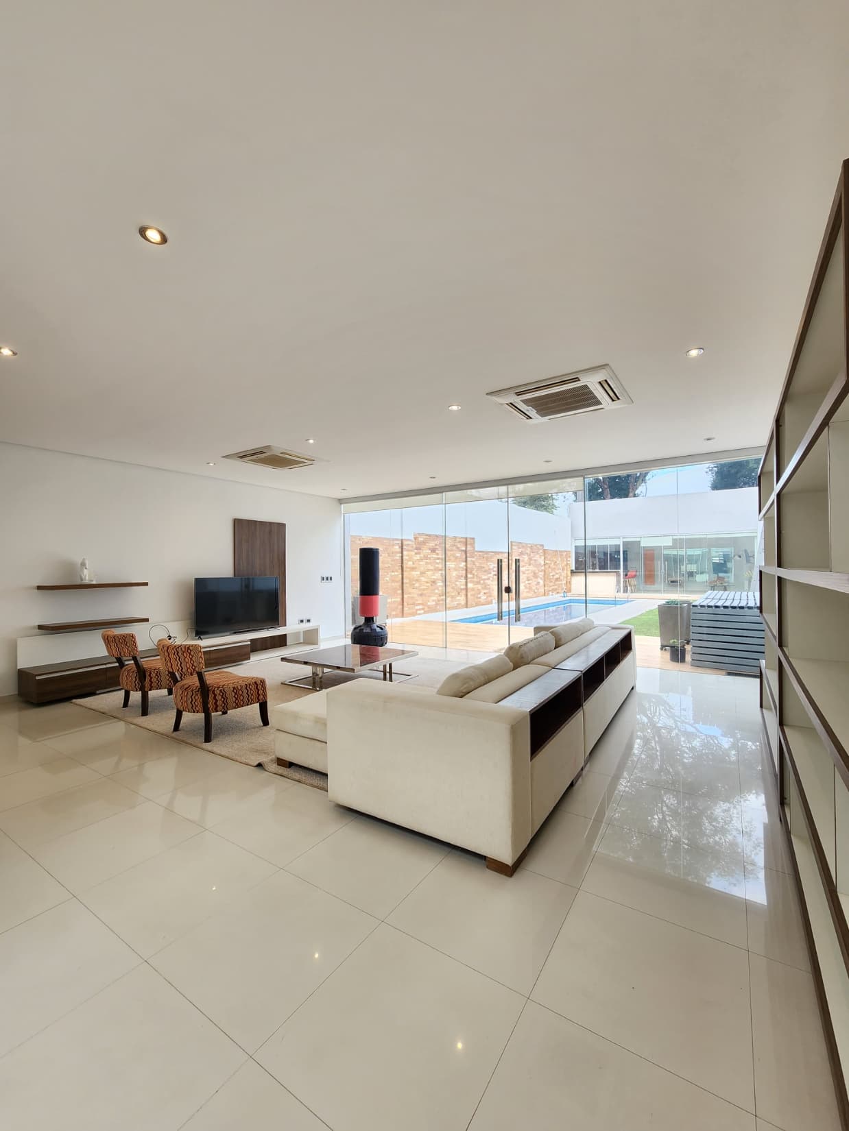Vendo/Alquilo Casa Mínimalista full amoblada ,en Ykua Sati, foto 4