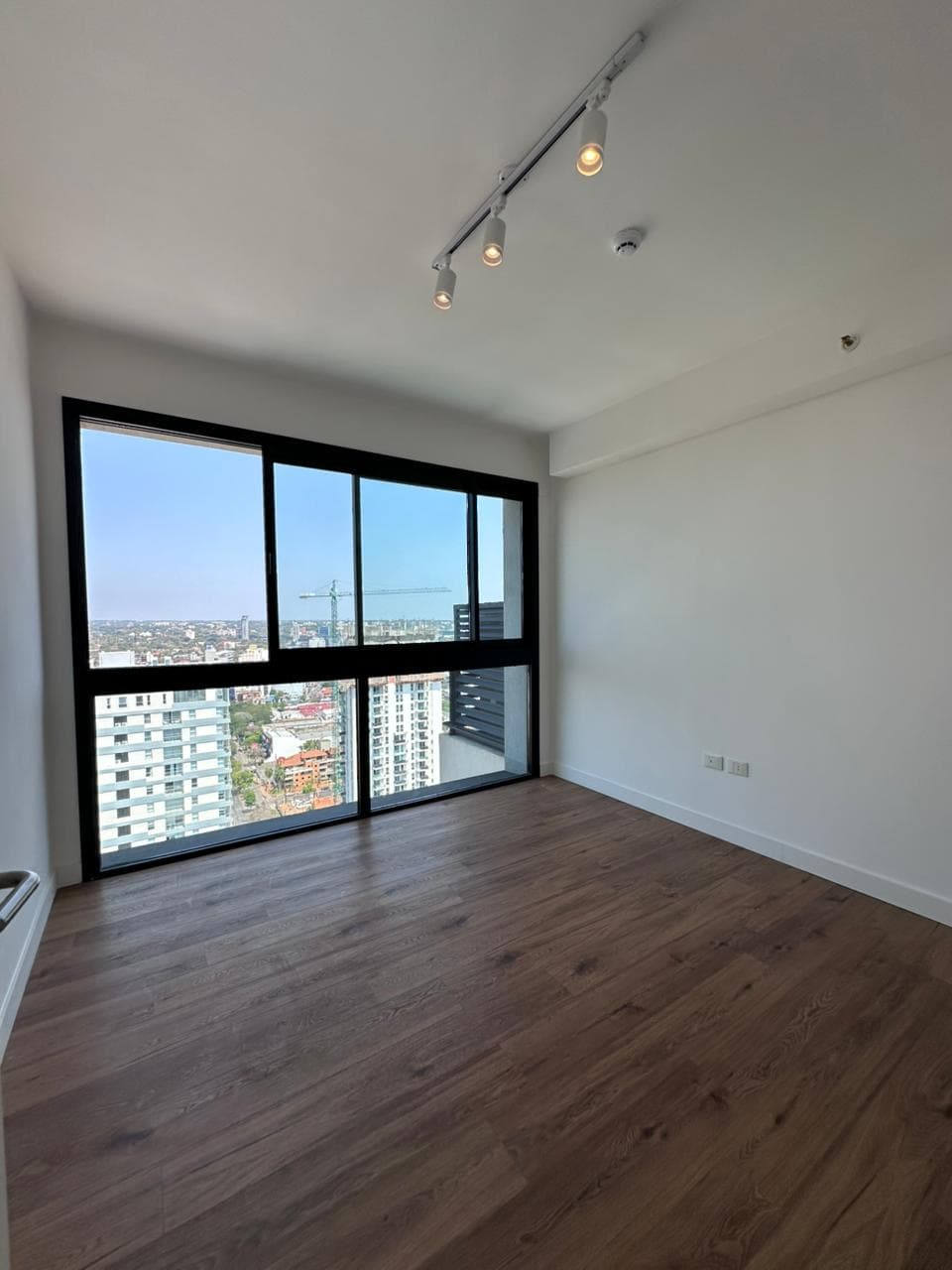 Alquilo departamento de 3 habitaciones a estrenar en zona shopping del sol