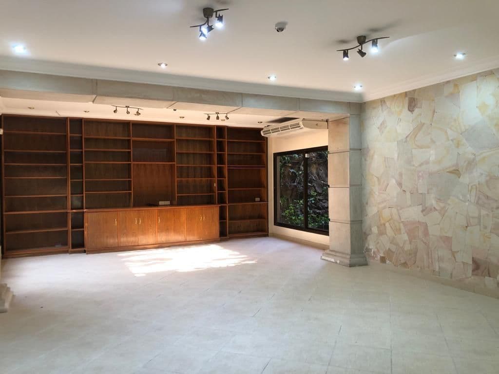 En alquiler, amplia residencia, a pasos de casa rica los laureles — foto 2