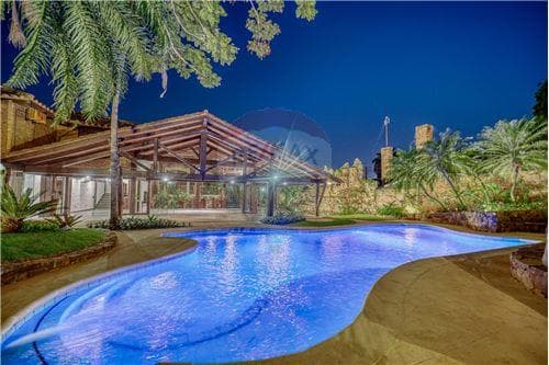 Casa de 8 habitaciones Rústico Moderno en Asunción Bº Carmelitas lote de 1580 M2