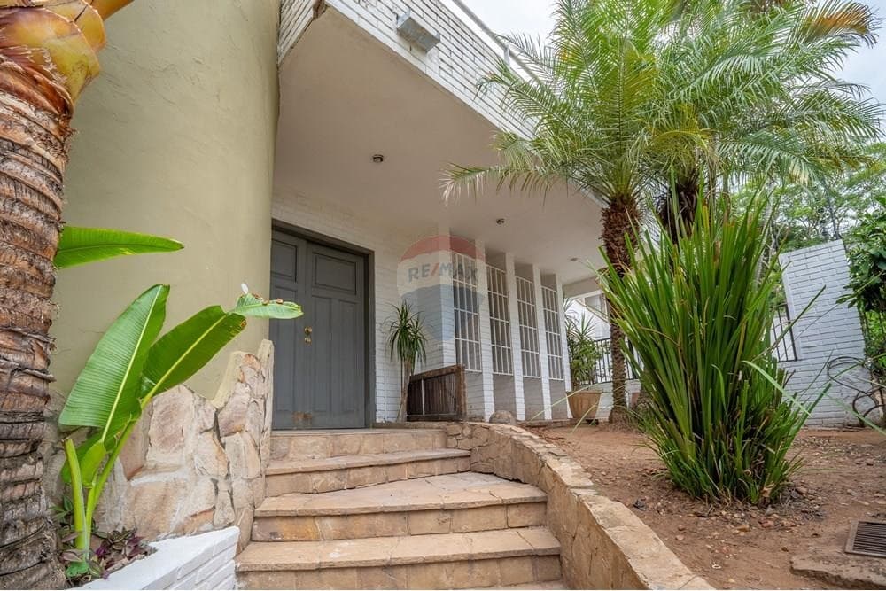 Vendo casa con 4 dormitorios y piscina