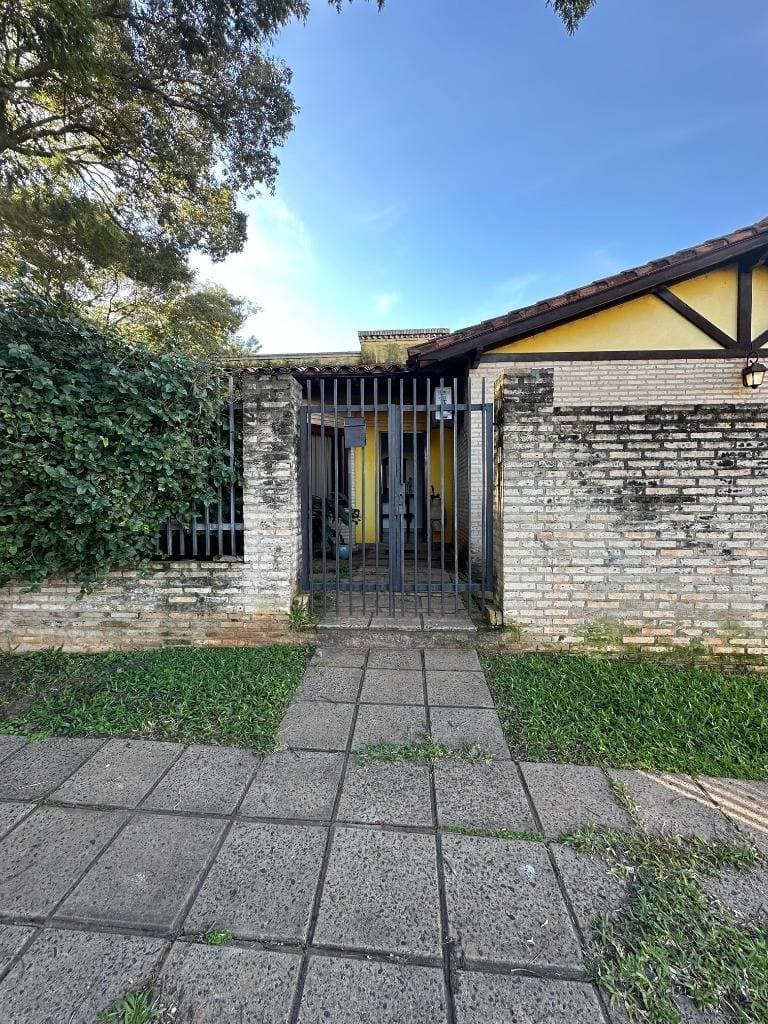 en Venta, estratégica casa en Luque en esquina, detrás del Shopping Madero