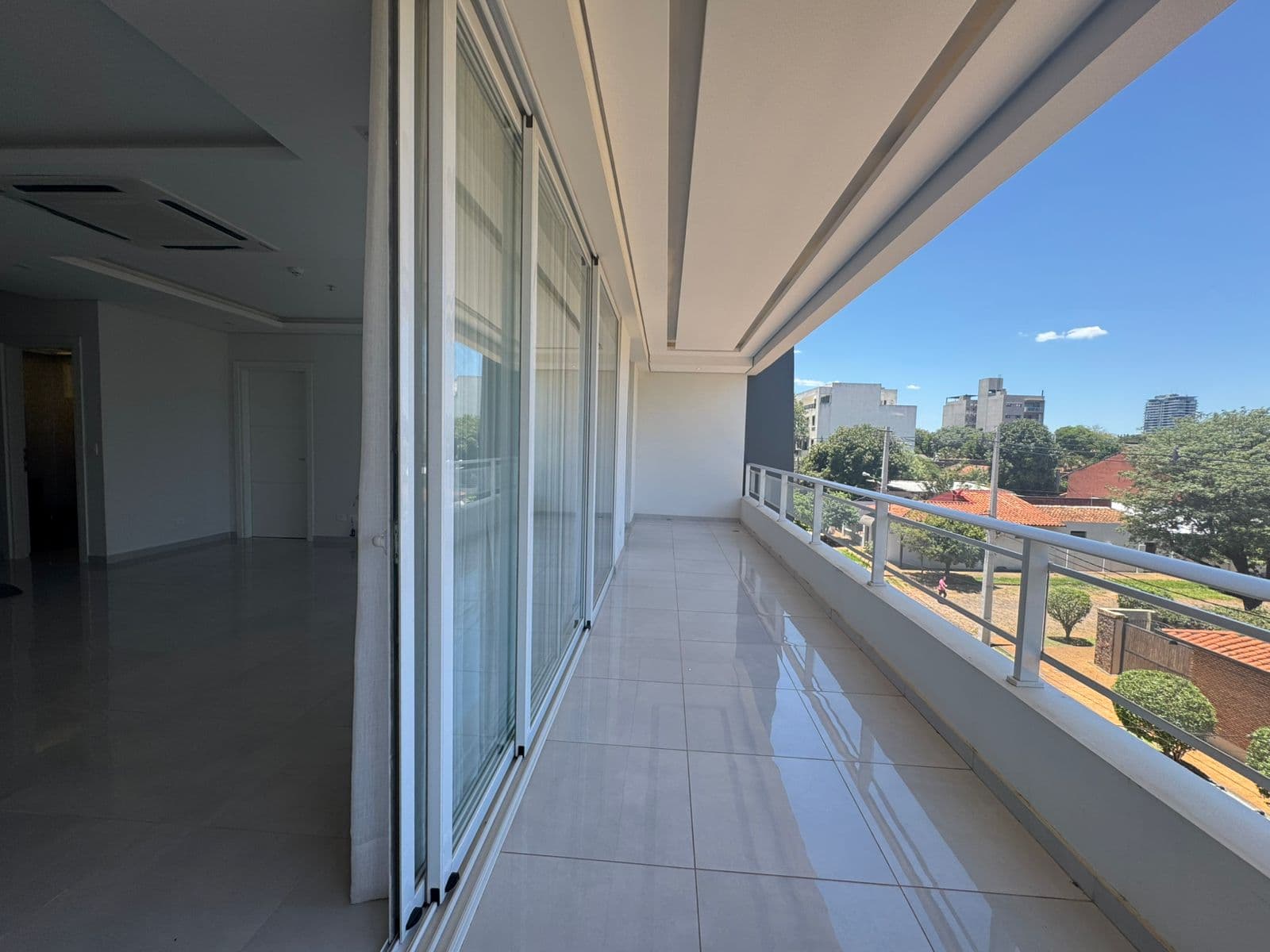 EN ALQUILER – Amplio Departamento | Las Lomas, foto 3