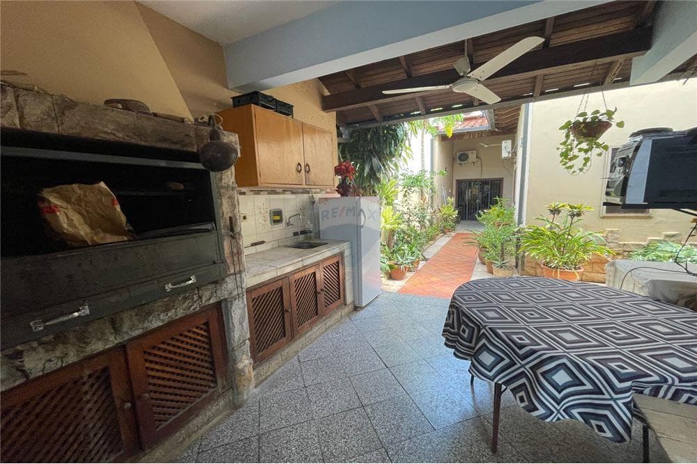 Casa con patio limite con Asuncion