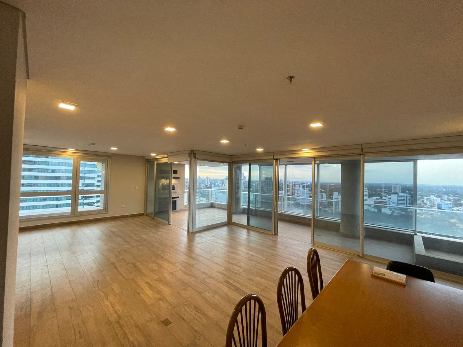 En Alquiler - Departamento De 3 Dormitorios En Suite En Barrio Ycua Sati