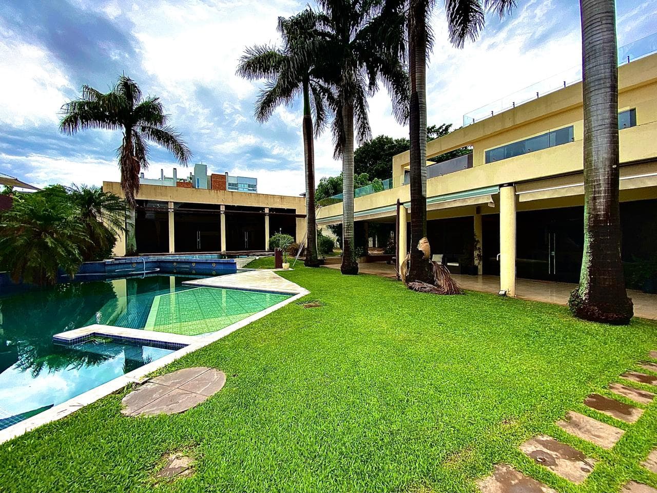 impresionante residencia de lujo en el codiciado barrio de Los Laureles m2 4700 — foto 2
