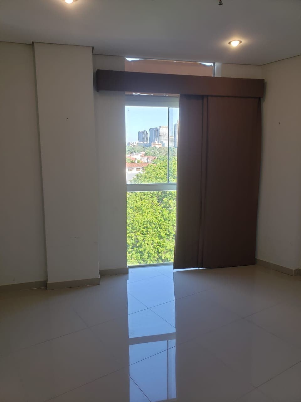 ???? En Alquiler Dpto. de 3 Dormitorios. 4 Baños. Balcón. Parrilla. Área Servicio — foto 3