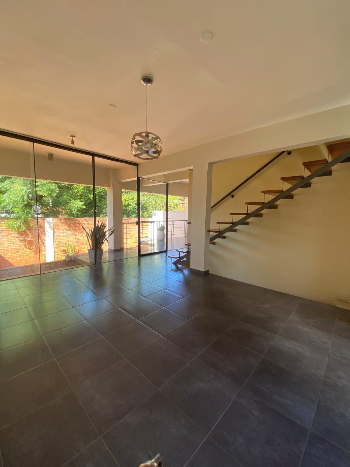 En alquiler coqueto dúplex de 3 habitaciones en barrio los laureles — foto 5