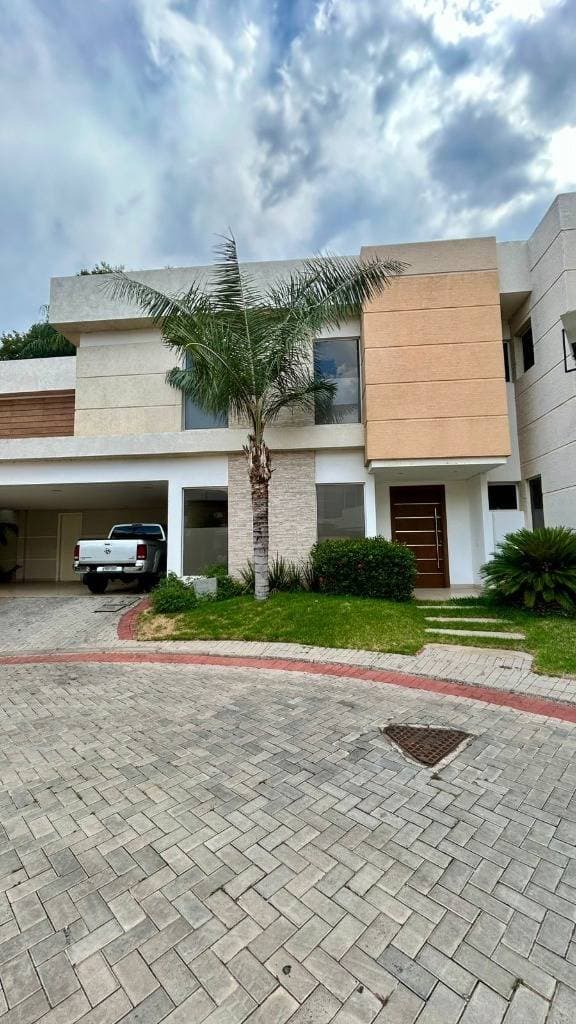 Alquilo amplia casa en el barrio cerrado las lilas- Trinidad asu