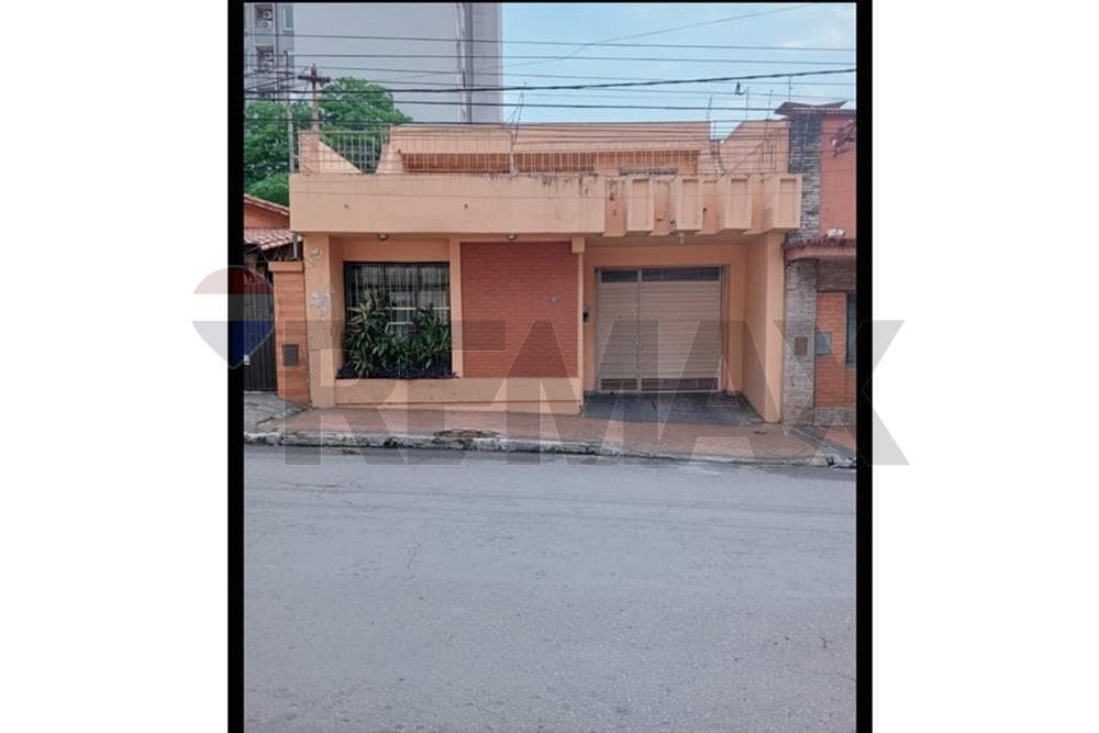 Casa de Dos Plantas en Venta - Barrio Pettirossi