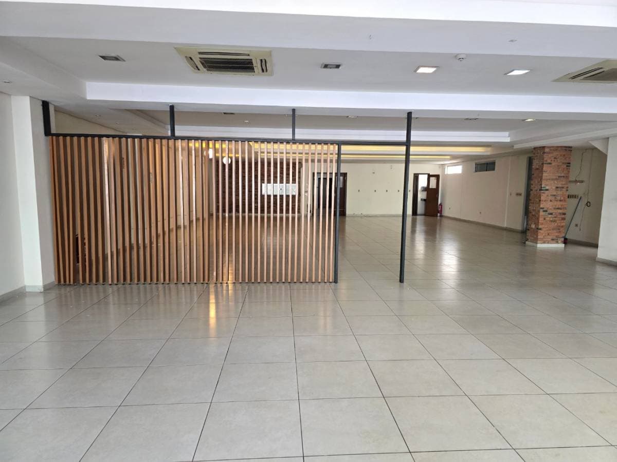 En Alquiler Local Comercial sobre Av. Dr. Guido Boggiani, foto 3