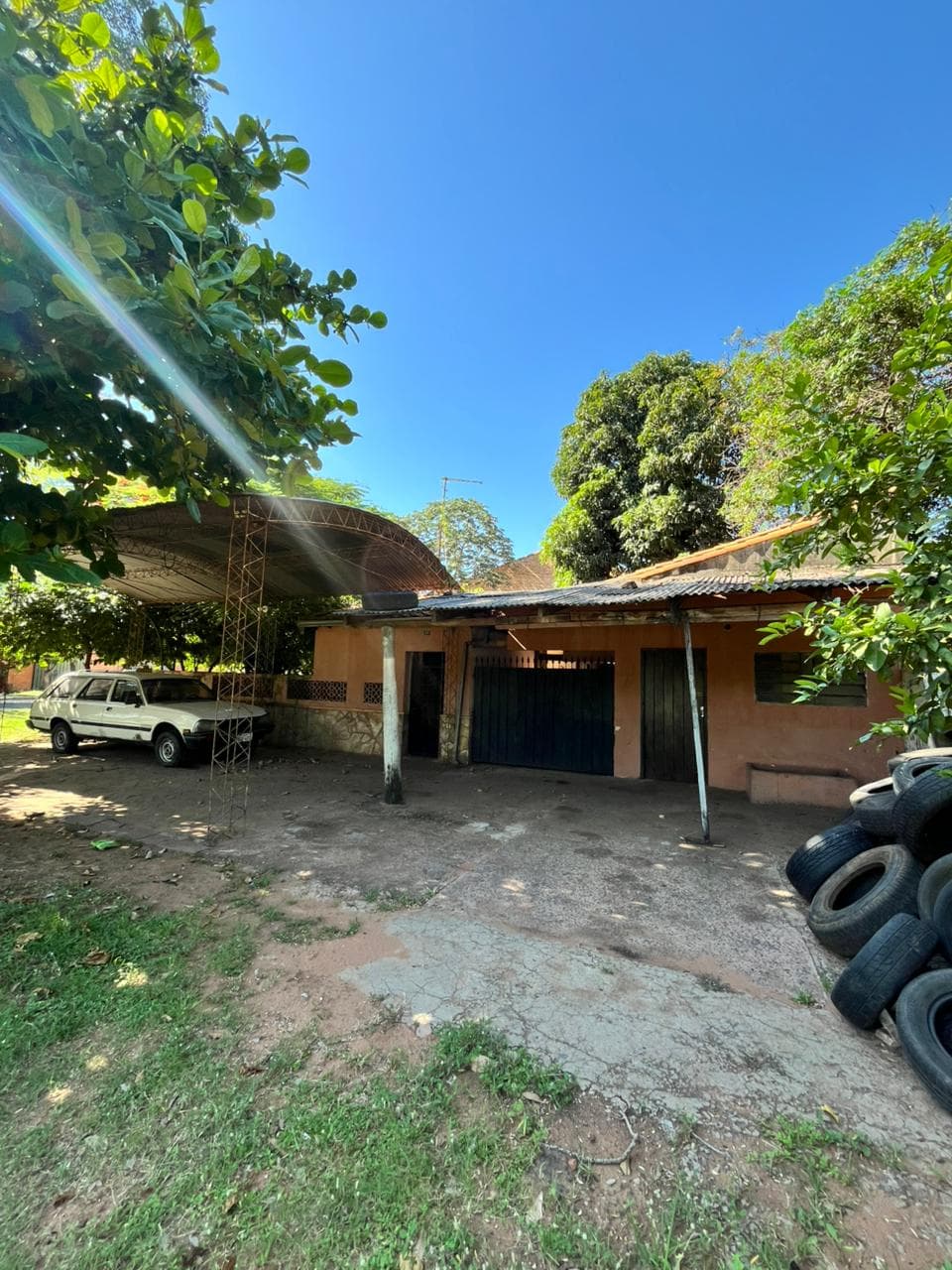 Oportunidad única en el centro de Emboscada, venta de casa en esquina — foto 4