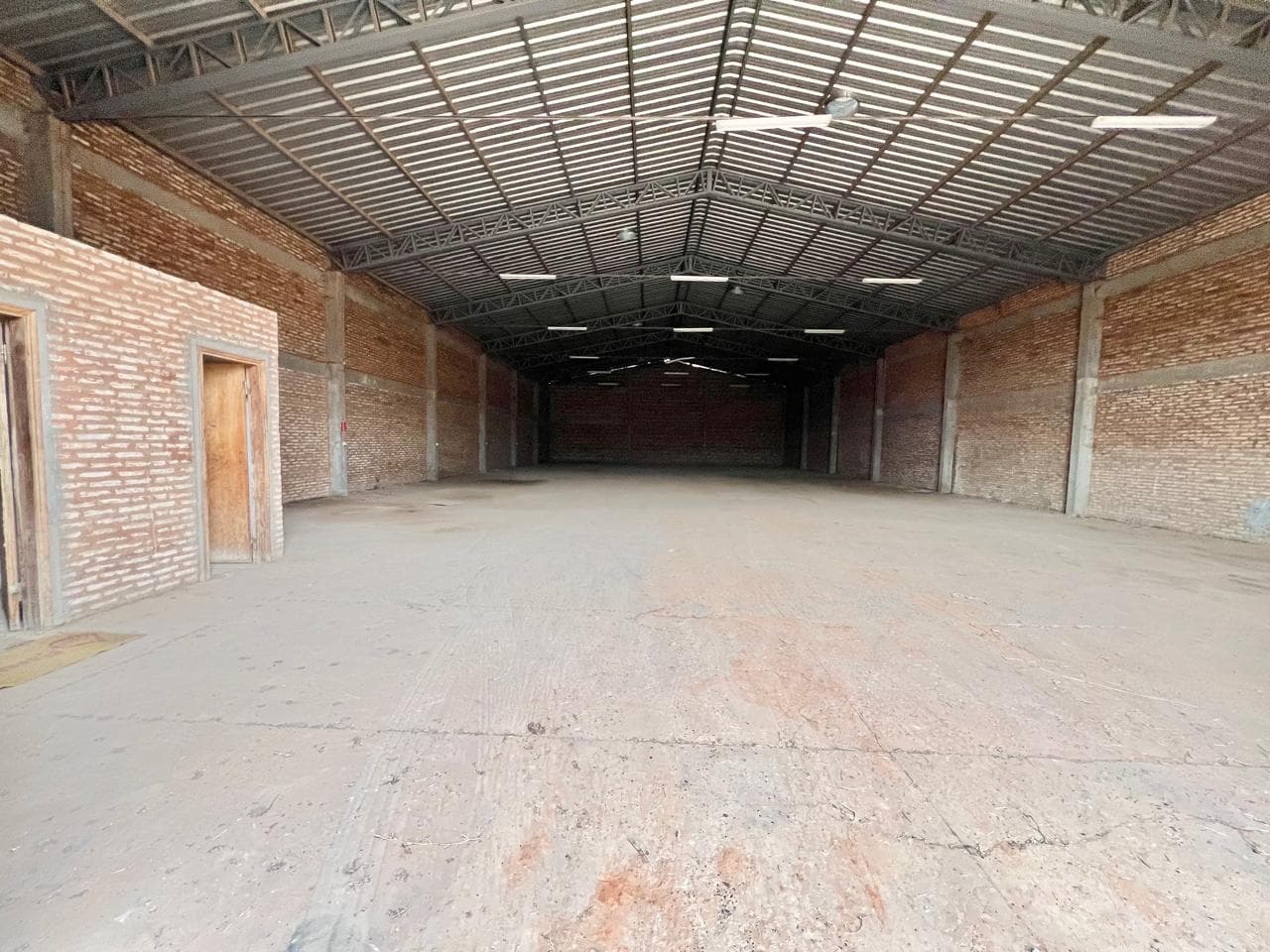 En Alquiler Depósito de 600 m2 en Mariano Roque Alonso A322, foto 2