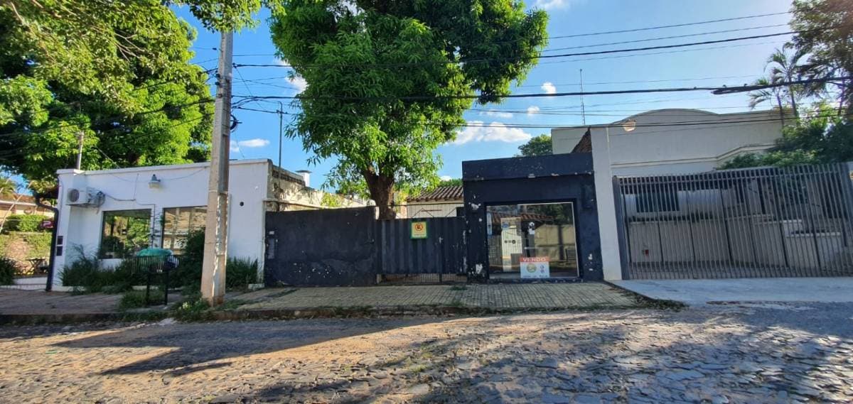 Vendo terreno con casa a demoler en Villa Morra