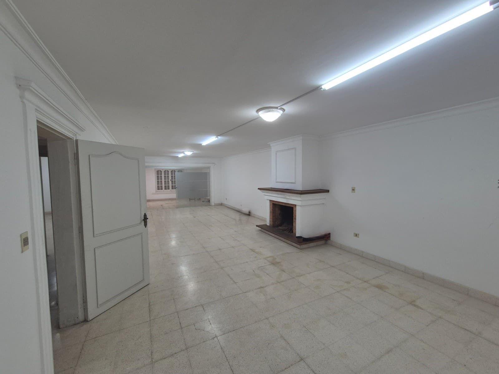En alquiler amplia casa sobre la Av. Gral. Santos con 20 ambientes, foto 3