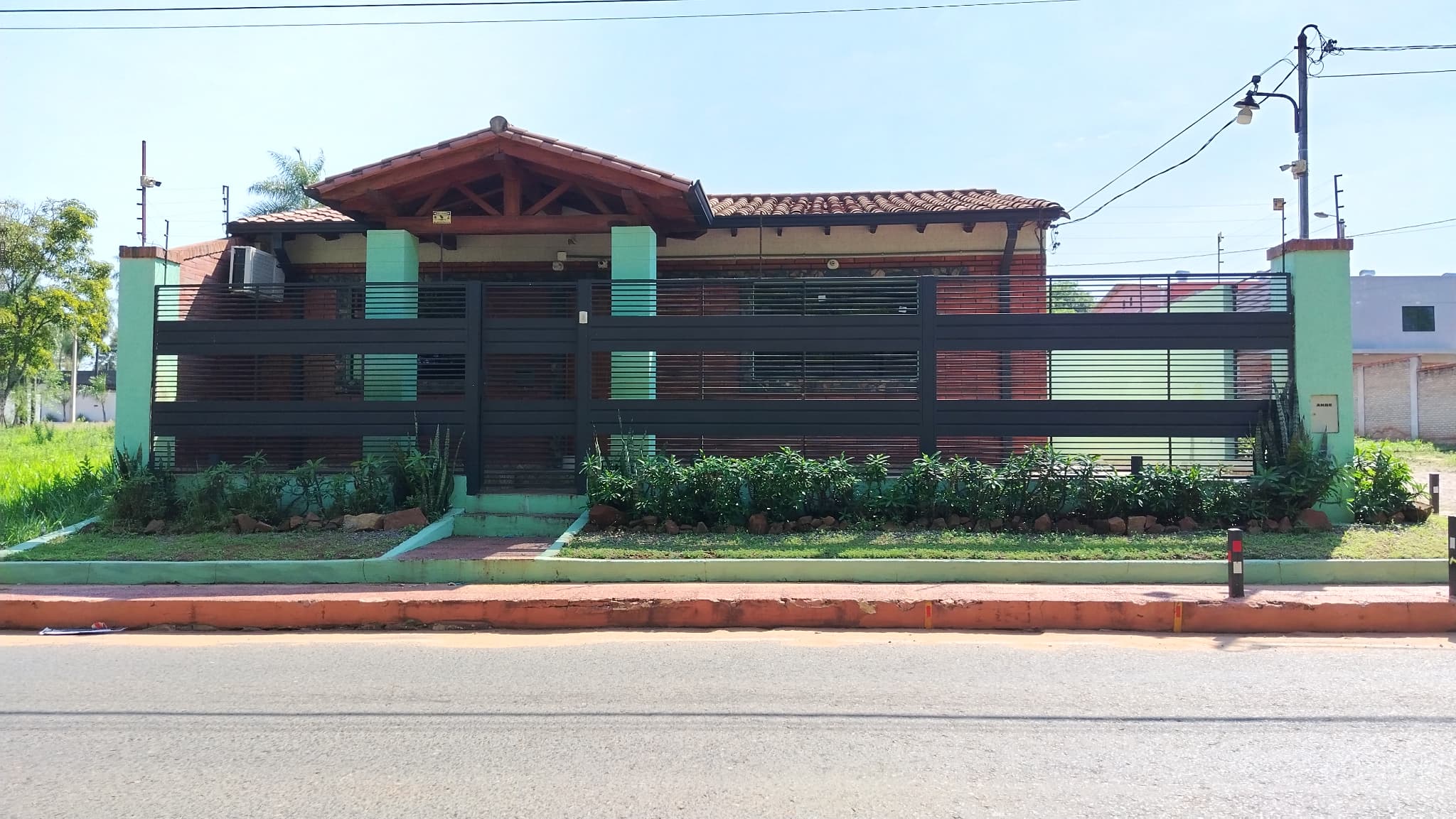 Alquilo amplia casa 3hab. Ñemby
