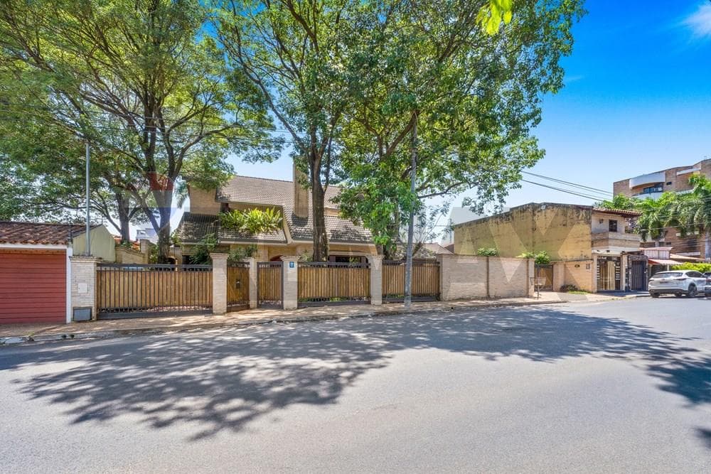 Residencia de 1.211 m2 sobre Avda. Las Palmeras - 3 Dorm - Barrio Recoleta
