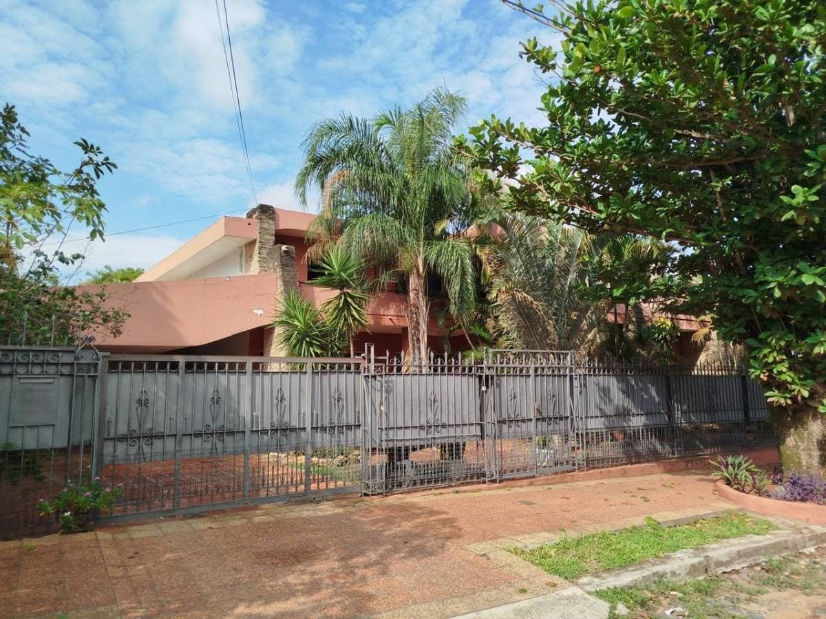 Vendo casa a refaccionar en barrio mburicao