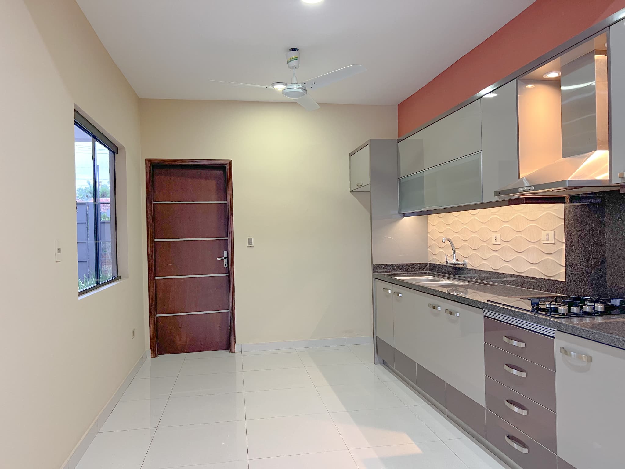 Hermosa Casa en Fernando de la Mora / 368m2 de terreno — foto 4