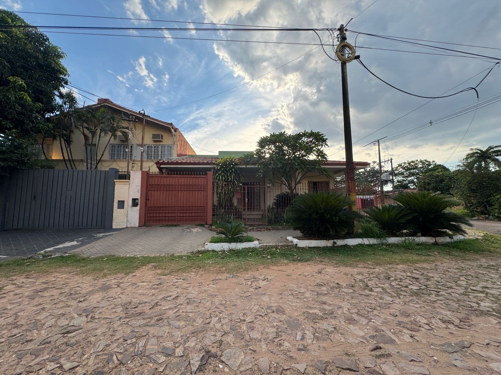 en Fernando de la Mora–Zona Norte|Propiedad en esquina con gran potencial, foto 3