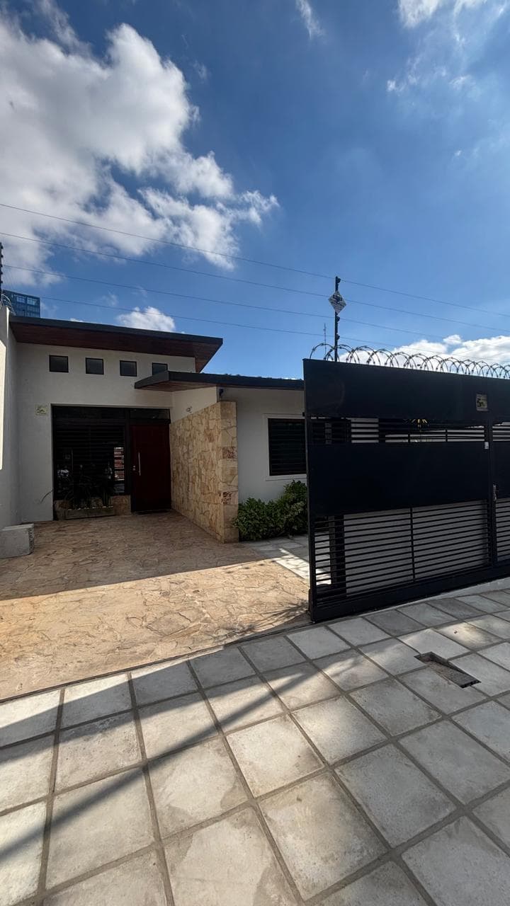 Alquilo Casa De 3 Dormitorios Con área De Servicio En Barrio Jara